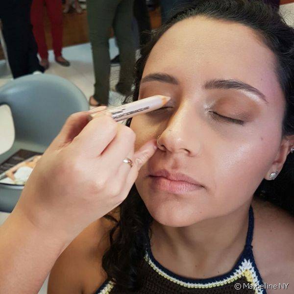 A noiva Marina escolheu uma sombra nude mas deixou as sobrancelhas bem iluminadas pro dia do cas?rio no Rock in Rio (Foto: Maybelline NY)